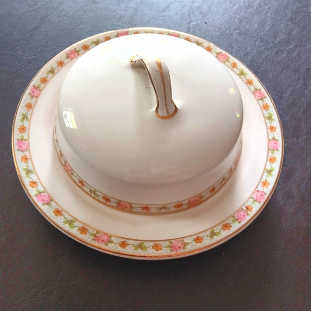 Antique 1918 Homer Laughlin covered butter/cheese dish.